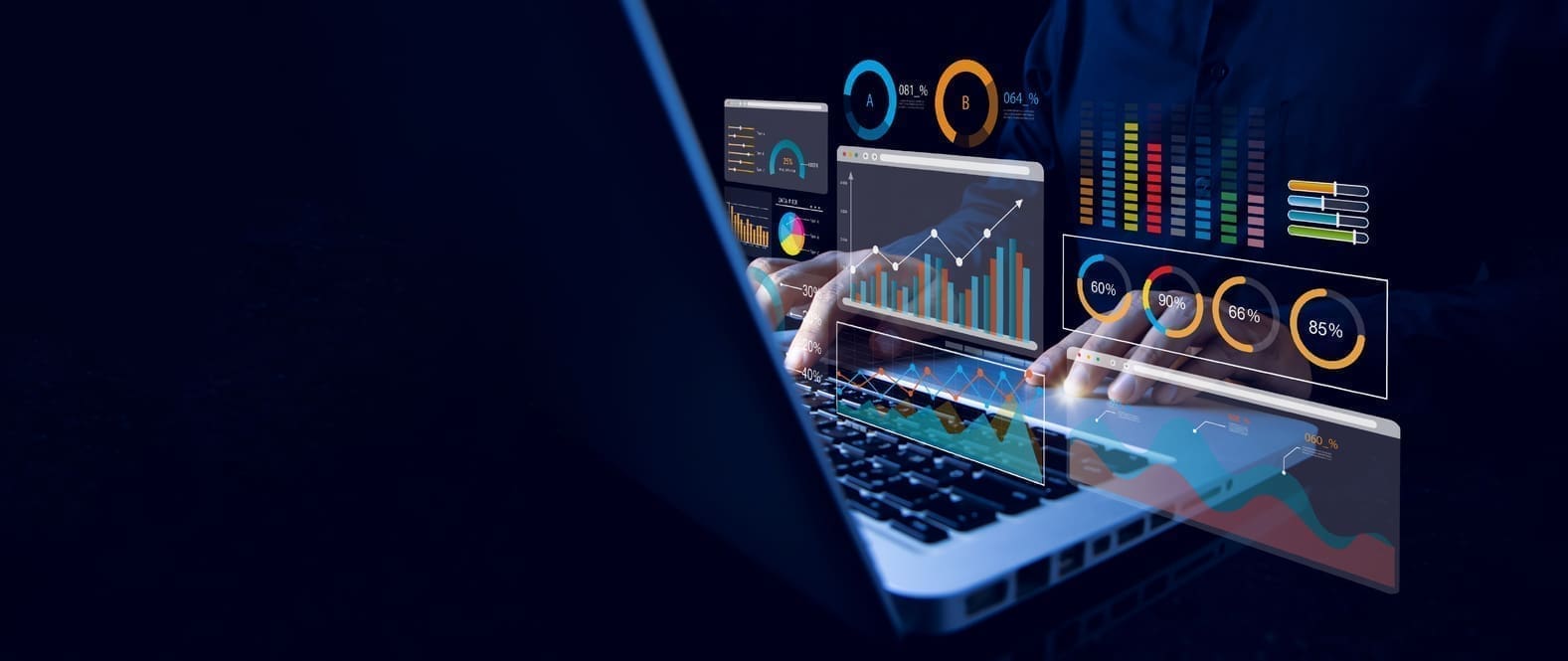 Analyste travaillant sur un ordinateur dans un système de gestion et d’analyse des données commerciales avec des KPI et des métriques connectés à la base de données pour la finance, les opérations, les ventes et le marketing. Analyse de données et IA. Image illustrant des données statistique en 2025 sur la carte de visite connécté